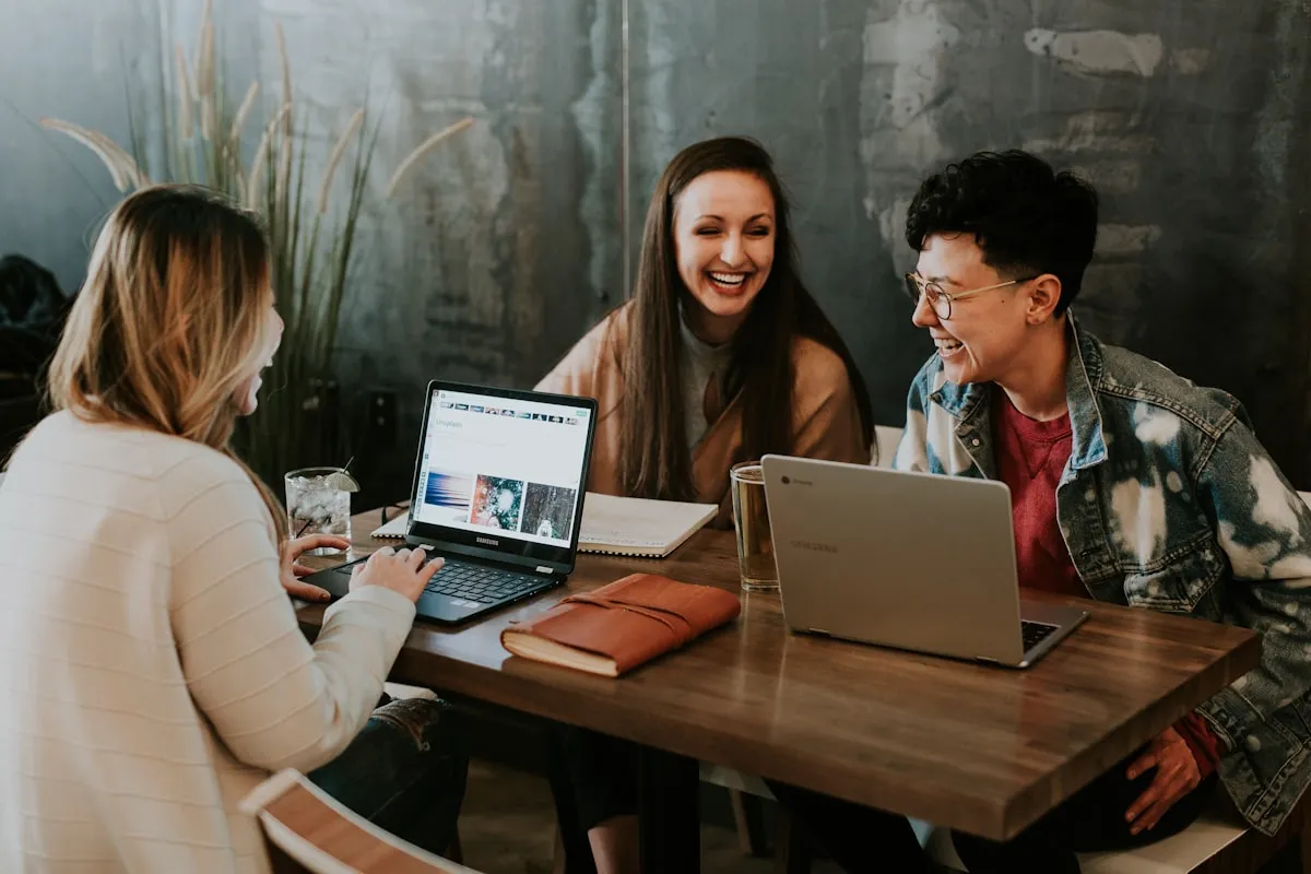 Étudiants en commerce comparant alternance et stage autour d'une table de travail